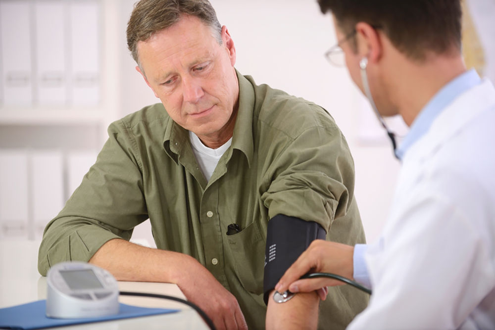 Гипертония проявляется повышенным АД Гипертония проявляется повышенным АД