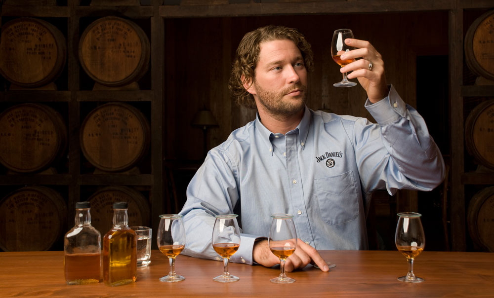 Мужчина пьет коньяк Мужчина пьет коньяк