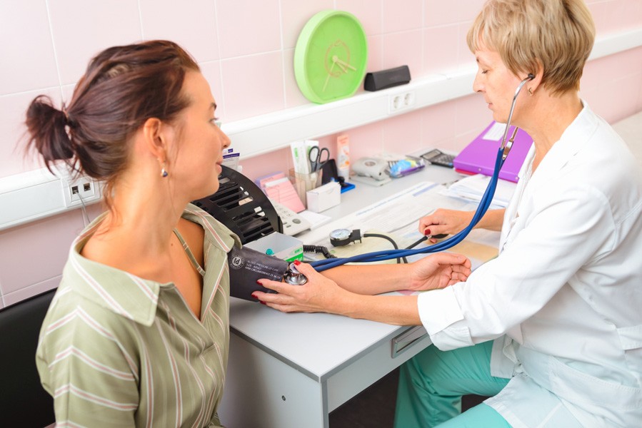 Осмотр и консультация врача пациента Осмотр и консультация врача пациента