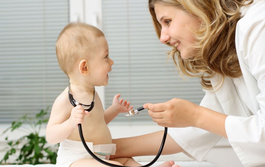 Осмотр педиатром новорожденного Осмотр педиатром новорожденного