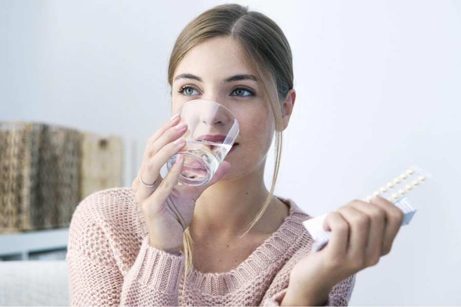 Пациент принимает лекарства Пациент принимает лекарства