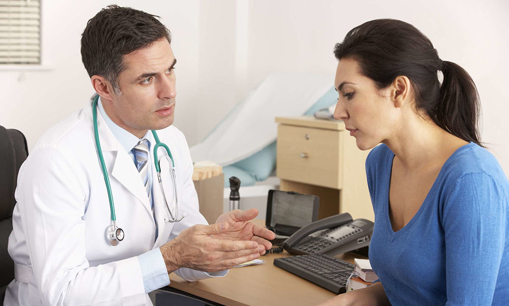 Врач проводит первичное обследование Врач проводит первичное обследование