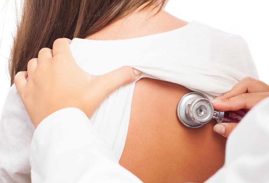 Прослушивание лёгких врачом Прослушивание лёгких врачом