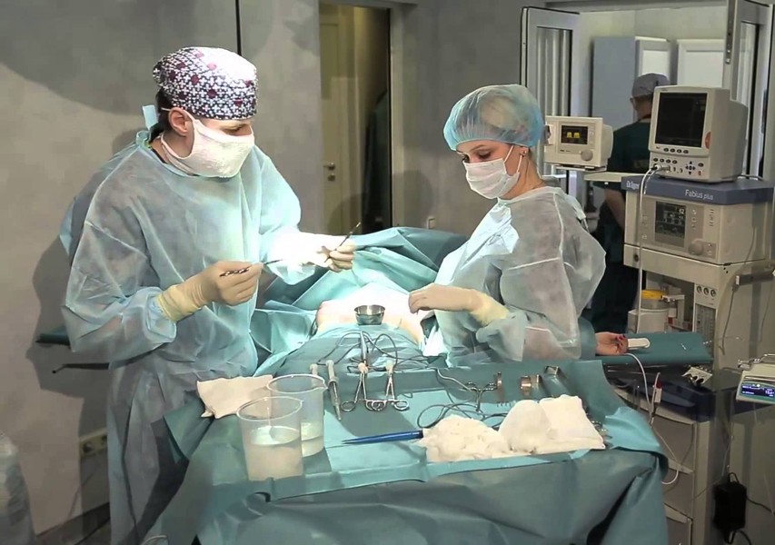 Проведение операции липосакции Проведение операции липосакции