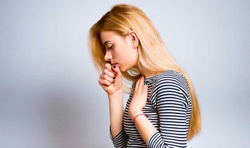 Сильный кашель у женщины Сильный кашель у женщины