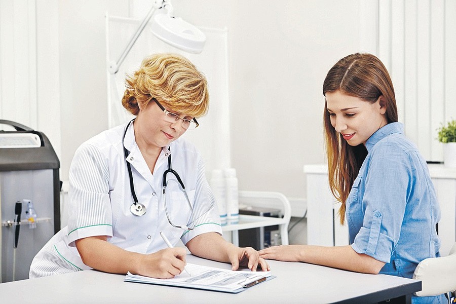 Врач смотрит результаты анализов Врач смотрит результаты анализов