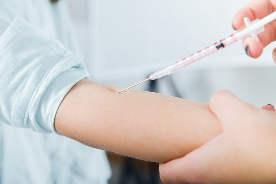 Введение в вену лекарства Введение в вену лекарства