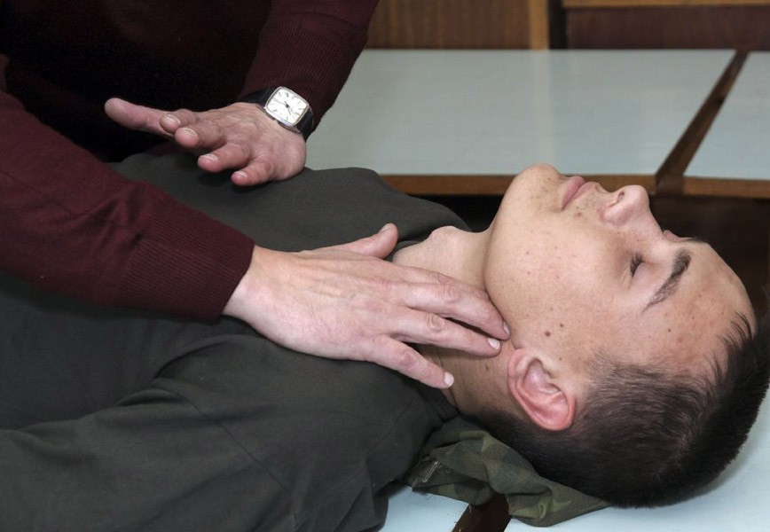 Выявление на сонной артерии пульса Выявление на сонной артерии пульса