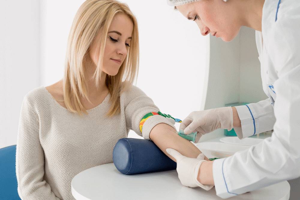 После лечения проводится контрольный анализ крови взятие образца крови