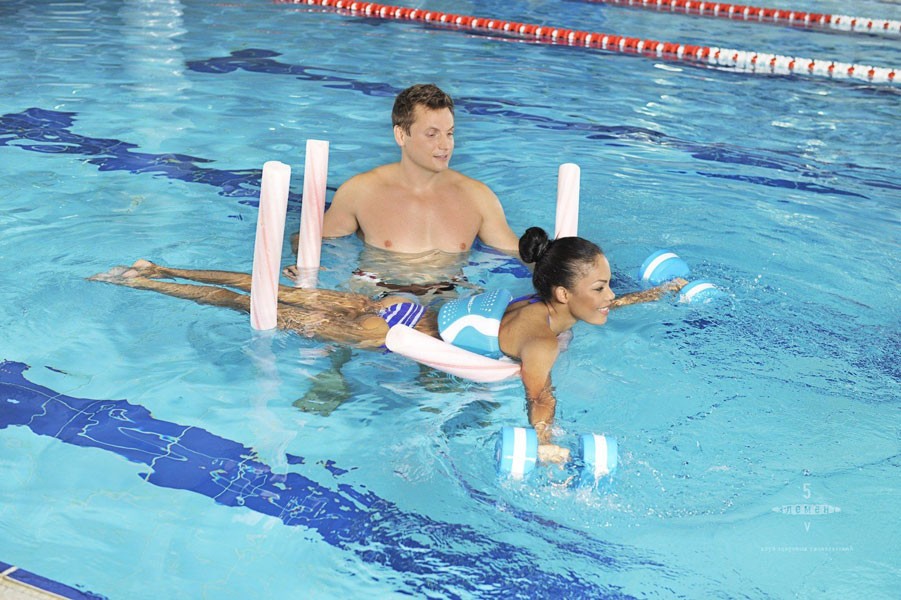 Занятия плаванием в бассейне Занятия плаванием в бассейне